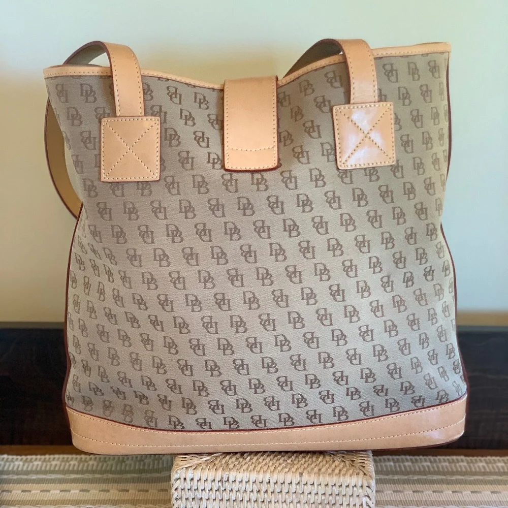 ☀️GUC Dooney & Bourke Signature top handle shoulder bag w/leather trim - Picture 5 of 15